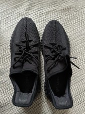 Adidas Yeezy 350 V2 Onyx nere